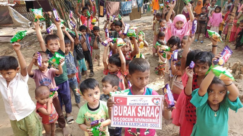 Arakan Kampları Çocuklara Kek Dağıtımları